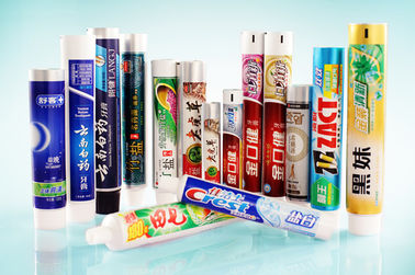 着色された歯磨きのチューブ